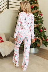 Weißes Set mit langärmligem Oberteil und Hose mit Weihnachtsmuster